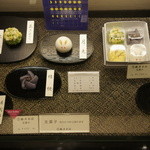 Tsuruya Yoshinobu - 店頭の生菓子・陳列棚
