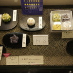 鶴屋吉信 - 店頭の生菓子・陳列棚