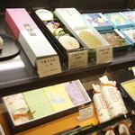 鶴屋吉信 - 落雁、煎餅、羊羹もあります