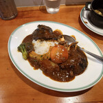 CURRY CLUB キュイエール - ビーフカレーご飯にかけて