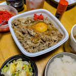 吉野家 - お新香生卵、紅生姜七味少々。俺のいつもの吉野家愛