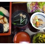 にぎりや六伝 - 寿司ランチ（1000円：外税）・・にぎり・茶そば・サラダ・小鉢・お吸い物のセットです。