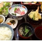 にぎりや六伝 - 刺身定食（1000円：外税）・・刺身・天ぷら・サラダ・小鉢・お吸い物・ご飯のセットです。