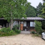 はなもも - 広大に広がる茶畑の脇に佇む "やさい懐石 はなもも"