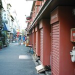 梅園 - この通りをまっすぐいくと左手に梅園