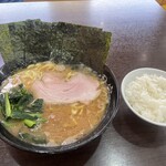 ラーメン 杉田家 - ラーメン中盛（味玉、のりトッピング）、ライス