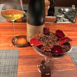 Saucer - アミューズ　ビーツとフランボワーズ　バラのリキュールと卵白で作られたチップス