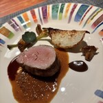 Saucer - 仔牛フィレ肉　ジロール茸と赤ワインソース　キノコペーストも。　蕪、ジロール茸