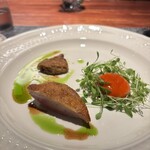 Saucer - 鶉はモモ肉はコンフィ、胸肉はローストして、九条ネギのソースで。寿翟卵をトリプルコンソメに付けた漬け卵！