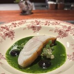 Saucer - 熟成させてポワレにしたスジアラ　青紫蘇ソース　ホタテリゾット　オリーブオイルの黒いソース