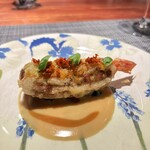 Saucer - 車海老と鶏のムースを花ズッキーニに詰めてフリット。ソースは瘤蜜柑と甲殻類。上に車海老の頭を乾燥したものと唐辛子。