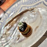 Saucer - グジェールは真珠が作られるイケチョウ貝に乗せられています。