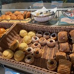オチェーアノ - クロワッサン、バターロール、メロンパン、デニッシュ各種　欲を言えばフランスパンが欲しかった