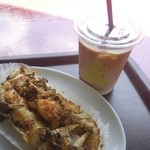 ツリーズ コーヒー カンパニー - 野菜たっぷりのパンとアイスカフェラテ