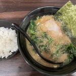 家家家 - 濃いめほうれん草ハーフ麺ライス1050円