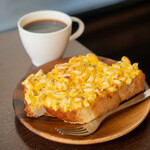 ミッドナイトブルー - 料理写真:タマゴトースト