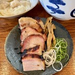 Ramen FeeL - 肉の旨みが引き出された最高の焼豚を肴に（^_−☆