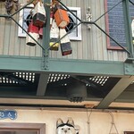 レストラン櫻 - 倉庫を模しているインテリア　猫のオブジェが気になる