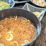 鶏串割烹 和 - 味噌汁は赤出汁｡(拙好みで嬉嬉)
少なめのワカメ&白葱のみ。