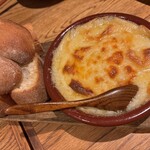 肉ビストロ灯 - チーズフォンデュはアチアチをどーぞ。