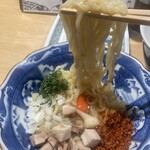 煮干しのビリー - いつもは中太平打ちのちぢれ麺ですが、本日はストレート麺らしく写真を一枚❗️