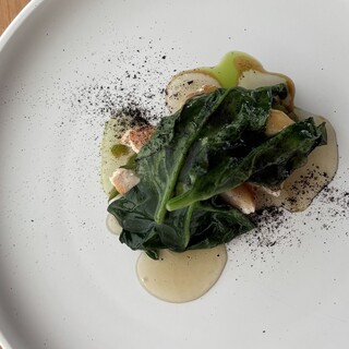 季節の食材を用いた料理はワインと相性抜群。