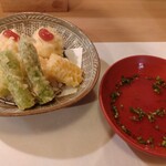 ひろ作 - 天ぷら盛り合わせ。ペコロス、玉蜀黍、グリーンアスパラ、鱧。天つゆではなく温かいお出汁で頂きます。鱧がフワッフワ♪見事な骨切りですわ。玉蜀黍も自然な甘さで美味