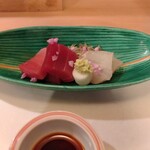 ひろ作 - お造りはマグロと鱸昆布締め。マグロはしれっと部位3種あるのがナイスだし、鱸の締め加減もバッチリ。昆布臭くないんだよね。あしらいの添え方も綺麗。山葵の下にあるのは山芋。