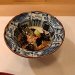 ひろ作 - 生湯葉と生雲丹。　雲丹はバフン雲丹かな。しれっと上質な雲丹ですね。海苔の香りも良し。