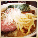 麺や 真登 - 濃厚醤油ラーメンは特注の太麺