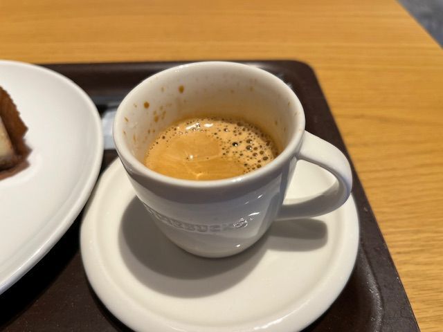 ◉STARBUCKS　COFFEECAFE➕コーヒーショップ女性店員セット 北海道初上陸の「スターバックス」ティー専門店を記者が体験