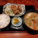 武屋食堂 - 料理写真:野菜たくさんの豚汁と鶏から揚げ定食　960円