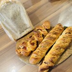 リョウイチヤマウチ - ハードトースト、アスパラとベーコンのフランスパン、ベーコンエピ