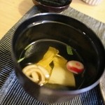 和み茶屋 - お吸い物　ゆばと冬瓜のすまし仕立て　　さっぱりとした昆布メインのお椀です
