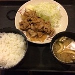 居酒や たけぞう - 今日は、居酒屋さんのスタミナランチ580円でしっかりお昼。冷たい麦茶がありがたいです。(^_^)