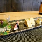 和み茶屋 - 前菜4種　①つるむらさきのおひたし　②イチジク黒ゴマ味噌　③ジャガイモチーズ　④焼き芋？　なんちゃってですが、カカオがふってあるサツマイモのお料理です。