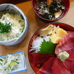 ひょうたん寿司 - ランチまぐろ丼（￥800税込み）赤身の切り身は相当大きい、厚みもある。