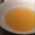 Kaiseitei - 琥珀色に輝くコンソメスープは今ではほとんどのお店では味わうことのできない、開晴亭自慢の自家製です。