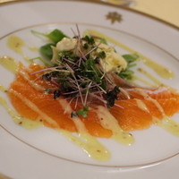 メインダイニングルーム - マスと湯葉のサラダ　胡麻ドレッシング風味　
                ベビーリーフそえてあります。　　もりつけ、もっとがんばろうよ~