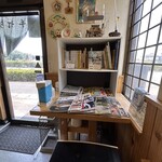 ひかり - 入口左が雑誌ｺｰﾅｰ