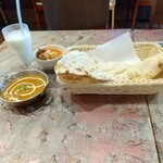 ニューサフランカレーハウス - ナンが大きいので幅広です★