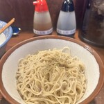 麺や而今 - 冷やしカケ玉（煮干しオイル）300円