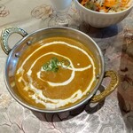 ニューサフランカレーハウス - チキンカレー。上にのっているのはまさかのネギ？ｗ
