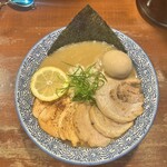 麺や而今 - 冷やし節らぁめん全部増し（1700円）＋半熟味付け煮卵（150円）