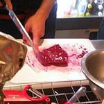 関内もつ肉店 - 2014年9月：レバ仕込み中