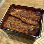 うなぎ くろ義 - 厚み、大きさ共に申し分ない蒲焼きです(o^^o)
