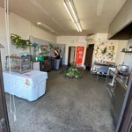 炭火やきとり 鳥信 - お店の内観
      右側に炭火の焼き台、左側にショーケースが設置されています
      奥は作業スペースです