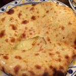 印度料理シタール - チーズナン。ネギ入り。ピザのよう。