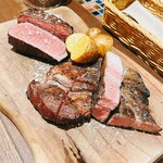 メッシタ パーネ エ ヴィーノ - 走る豚と赤牛をお願いしました。どちらも熊本県から来たお肉だそう！