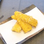 鵠沼海岸 蕎麦兄 - トウモロコシの天ぷら（600円）。